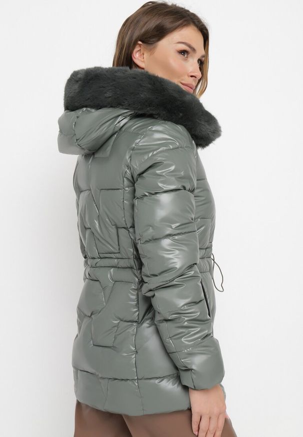 Born2be - Ciemnozielona Pikowana Kurtka z Kapturem z Futerkiem Flavara. Typ kołnierza: kaptur. Kolor: zielony. Materiał: futro