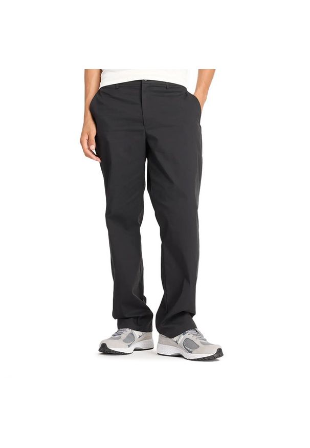 Spodnie New Balance MP43560BK - czarne. Kolor: czarny. Materiał: bawełna, nylon, materiał, dresówka. Wzór: aplikacja