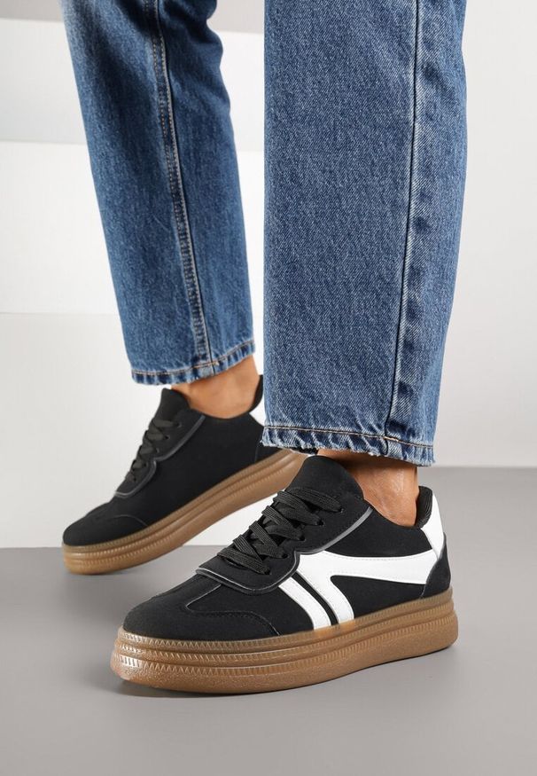 Born2be - Czarne Sneakersy w Stylu Tenisówek z Paskami Wiatalle. Okazja: na co dzień, na spacer. Zapięcie: pasek. Kolor: czarny. Materiał: jeans. Sport: turystyka piesza