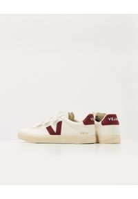 Veja - VEJA - Białe sneakersy z bordowym logo Marsala. Zapięcie: pasek. Kolor: biały. Materiał: materiał, guma. Wzór: aplikacja, paski