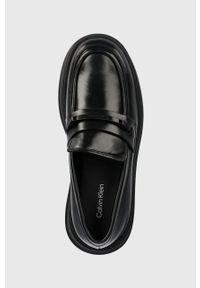 Calvin Klein mokasyny skórzane PITCHED LOAFER W/HW damskie kolor czarny na platformie HW0HW01817. Nosek buta: okrągły. Kolor: czarny. Materiał: skóra. Obcas: na platformie #2