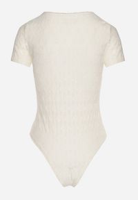 Born2be - Beżowe Dopasowane Body z Tłoczonej Tkaniny Zdobione Wycięciami z Kokardkami Redelina. Okazja: na co dzień. Typ kołnierza: kokarda. Kolor: beżowy. Materiał: tkanina. Długość rękawa: krótki rękaw. Długość: krótkie. Wzór: aplikacja. Styl: elegancki, casual #5