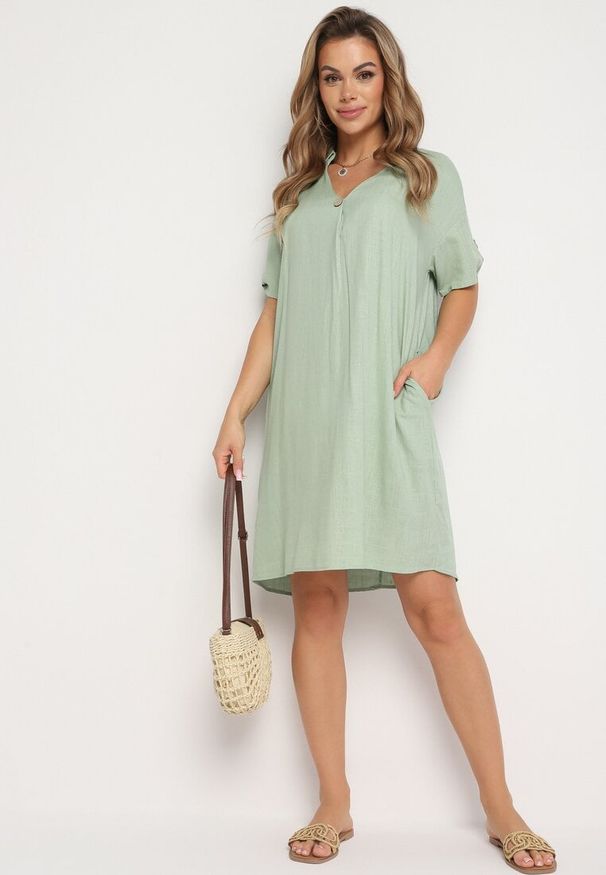 Born2be - Zielona Pudełkowa Sukienka z Bawełny z Podwijanymi Rękawami Carinea. Okazja: na co dzień, na spotkanie biznesowe, do pracy. Typ kołnierza: dekolt w serek. Kolor: zielony. Materiał: bawełna. Styl: biznesowy, casual, elegancki, klasyczny