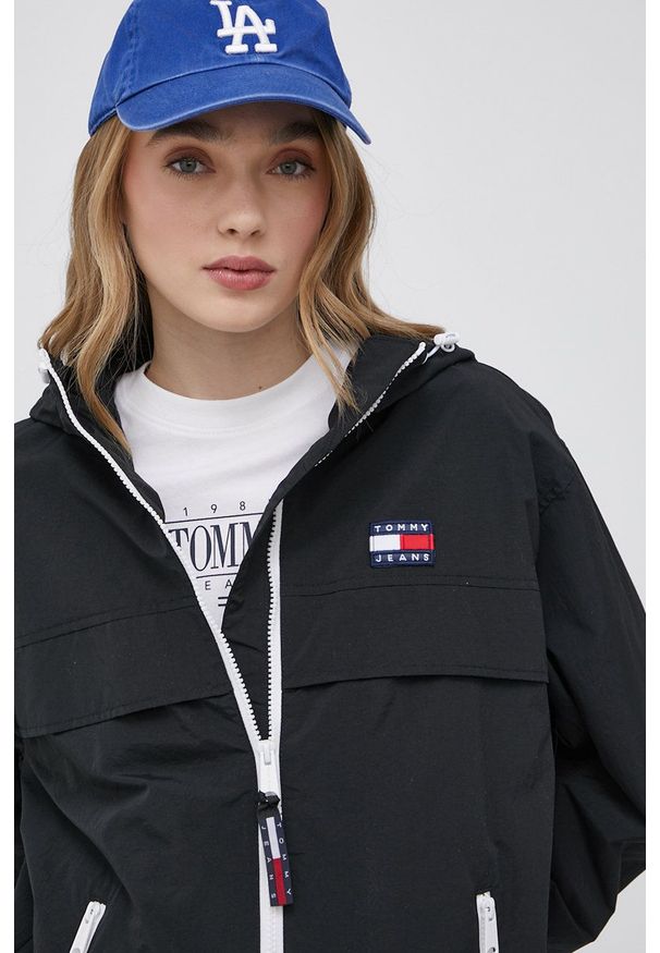 Tommy Jeans kurtka damska kolor czarny przejściowa. Kolor: czarny. Materiał: poliamid
