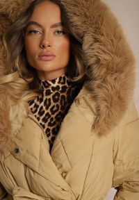 Renee - Beżowa Długa Kurtka o Pikowanym Kroju z Kapturem i Odpinanym Futerkiem Ozdobiona Paskiem Vamimora. Okazja: na spacer, na imprezę. Typ kołnierza: kaptur. Kolor: beżowy. Materiał: futro. Długość: długie. Wzór: aplikacja. Sezon: jesień. Styl: elegancki #3