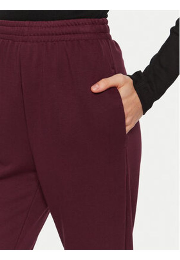ViCOLO Spodnie dresowe TS0553 Bordowy Regular Fit. Kolor: czerwony. Materiał: bawełna, syntetyk
