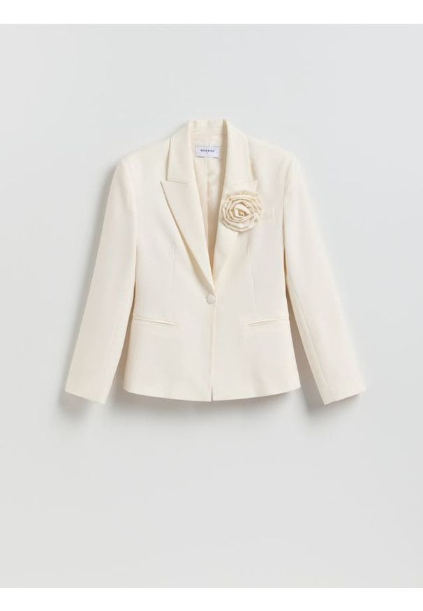 Reserved - Marynarka z broszką - kremowy. Kolor: kremowy. Materiał: wiskoza, tkanina