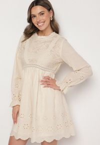 Born2be - Beżowa Sukienka Boho o Rozkloszowanym Kroju z Haftowanymi Zdobieniami Ifflina. Okazja: na co dzień. Typ kołnierza: kołnierzyk stójkowy. Kolor: beżowy. Materiał: materiał, poliester. Długość rękawa: długi rękaw. Wzór: aplikacja, haft. Styl: boho