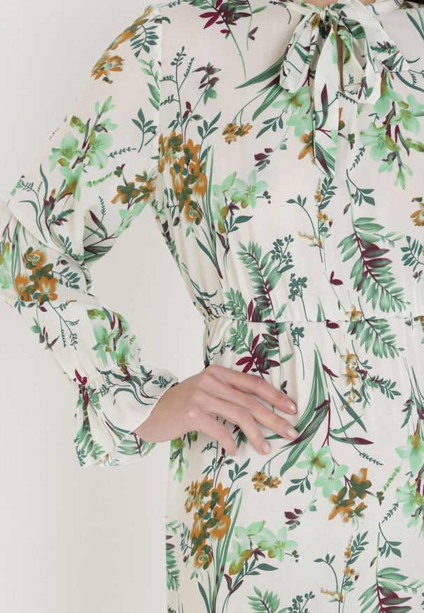 Born2be - Biała Sukienka Ashinix. Typ kołnierza: kołnierz z falbankami. Kolor: biały. Długość rękawa: długi rękaw. Wzór: kwiaty. Styl: klasyczny