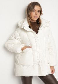 Born2be - Biała Pikowana Kurtka o Kroju Oversize z Kapturem Galandia. Okazja: na co dzień, na spacer. Typ kołnierza: kaptur. Kolor: biały. Materiał: poliester, jeans. Styl: casual, elegancki #1
