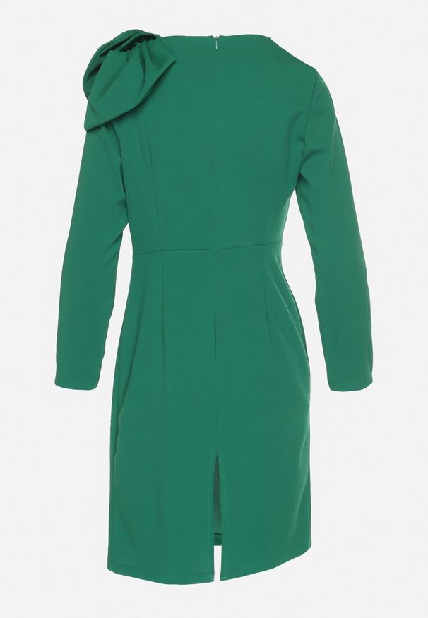 Born2be - Ciemnozielona Dopasowana Sukienka Koktajlowa Ozdobiona Kokardą i Rozcięciem na Linnaea. Okazja: na co dzień. Typ kołnierza: kokarda. Kolor: zielony. Wzór: aplikacja. Typ sukienki: dopasowane. Styl: wizytowy