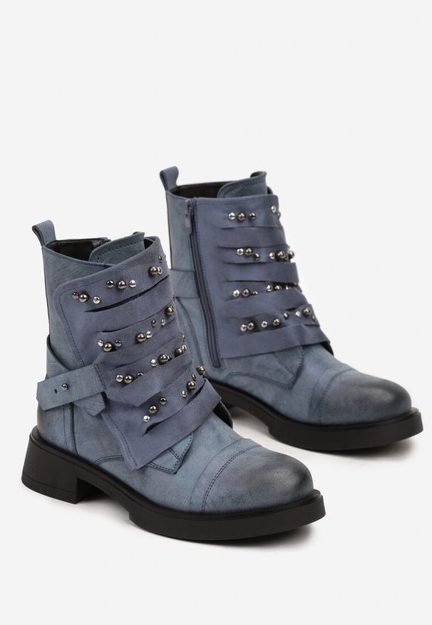 Born2be - Niebieskie Streetwearowe Botki z Naszywką Nitami i Paskami Rorista. Okazja: na co dzień. Zapięcie: pasek. Kolor: niebieski. Materiał: jeans. Wzór: aplikacja. Obcas: na obcasie. Styl: elegancki, rockowy, casual. Wysokość obcasa: średni