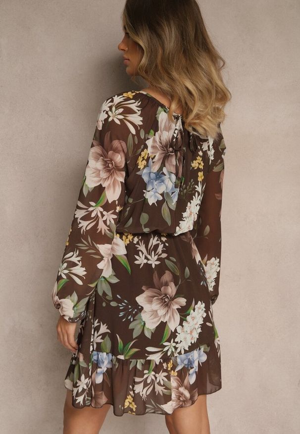 Renee - Brązowa Rozkloszowana Sukienka Ozdobiona Kwiatowym Wzorem Zerovia. Okazja: na co dzień. Kolor: brązowy. Materiał: wiskoza. Wzór: aplikacja, kwiaty. Typ sukienki: rozkloszowane, proste. Styl: casual, elegancki