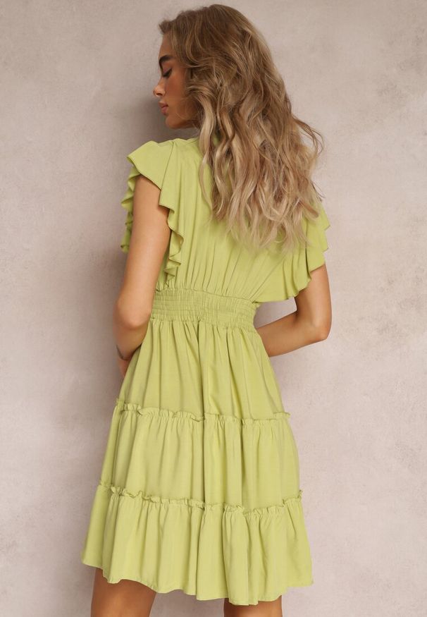 Renee - Jasnozielona Taliowana Sukienka Mini Ozdobiona Falbankami Salleni. Okazja: na co dzień. Typ kołnierza: kołnierz z falbankami. Kolor: zielony. Materiał: wiskoza. Wzór: aplikacja. Styl: casual. Długość: mini