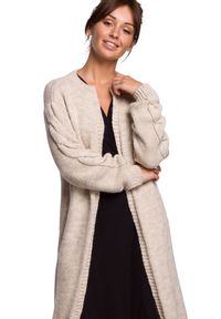Polskie swetry - Długi sweter z wełną splot w warkocz beżowa miękka przędza. Kolor: beżowy. Materiał: wełna. Długość: długie. Wzór: ze splotem #1