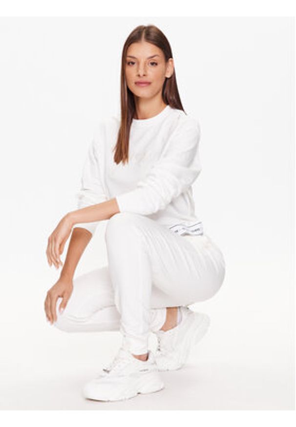 Guess Spodnie piżamowe O3YB00 KBS91 Biały Regular Fit. Kolor: biały. Materiał: bawełna