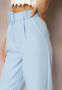Renee - Jasnoniebieskie Spodnie Garniturowe High Waist z Paskiem Wenus. Okazja: na co dzień, na spotkanie biznesowe. Stan: podwyższony. Kolor: niebieski. Materiał: materiał, tkanina. Wzór: gładki, jednolity. Styl: biznesowy, casual