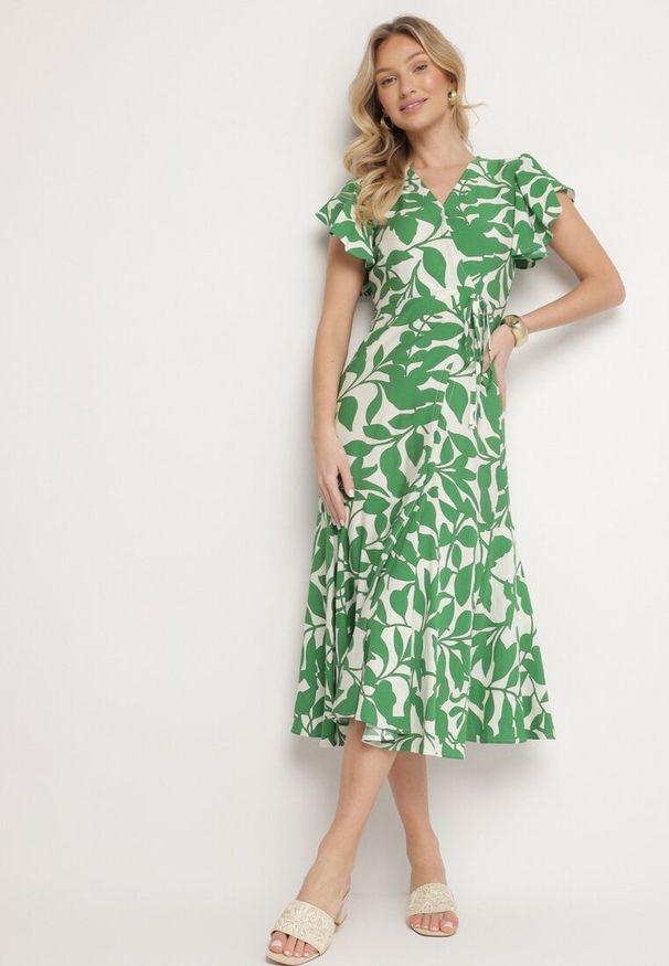 Born2be - Jasnozielona Rozkloszowana Sukienka z Wiązaniem w Roślinny Wzór Janitaie. Okazja: na co dzień. Typ kołnierza: dekolt w serek. Kolor: zielony. Materiał: jeans. Długość rękawa: krótki rękaw. Styl: klasyczny, casual, elegancki