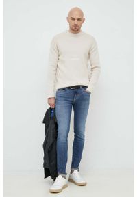Calvin Klein Jeans sweter bawełniany kolor beżowy. Okazja: na co dzień. Kolor: beżowy. Materiał: bawełna. Wzór: gładki, aplikacja. Styl: casual #4