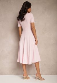 Renee - Różowa Sukienka Rozkloszowana o Taliowanym Fasonie Telaswena. Okazja: na co dzień. Kolor: różowy. Styl: elegancki, casual #3
