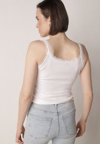 Born2be - Biały Top z Bawełny Ozdobiony Guzikami i Koronką przy Dekolcie Beralie. Okazja: na co dzień. Kolor: biały. Materiał: bawełna, koronka. Wzór: aplikacja, koronka. Styl: casual, elegancki, klasyczny #3
