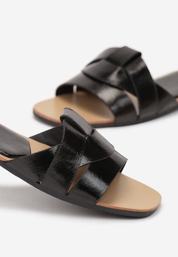 Renee - Czarne Klapki z Kwadratowym Noskiem i Przeplatanym Paskiem Eglanitta. Kolor: czarny. Sezon: lato