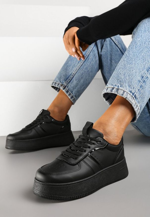 Born2be - Czarne Klasyczne Sneakersy Vices na Grubej Podeszwie Torira. Okazja: na co dzień, na spacer. Nosek buta: okrągły. Zapięcie: sznurówki. Kolor: czarny. Materiał: jeans. Sport: turystyka piesza