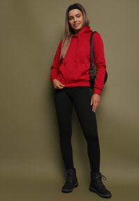 Born2be - Czerwona Bluza z Kapturem Kasseia. Typ kołnierza: kaptur. Kolor: czerwony. Materiał: dzianina, polar. Styl: klasyczny #7