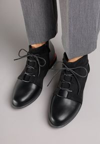 Renee - Czarne Botki Vices ze Sznurowaną Cholewką Uzvila. Okazja: na co dzień. Kolor: czarny. Materiał: jeans, lakier. Szerokość cholewki: normalna. Styl: street, casual, elegancki #5