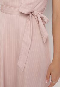 Born2be - Różowa Sukienka z Wiskozą ze Wzorem Pasków Dolereia. Okazja: na co dzień. Kolor: różowy. Materiał: wiskoza. Długość rękawa: na ramiączkach. Styl: klasyczny, casual. Długość: midi