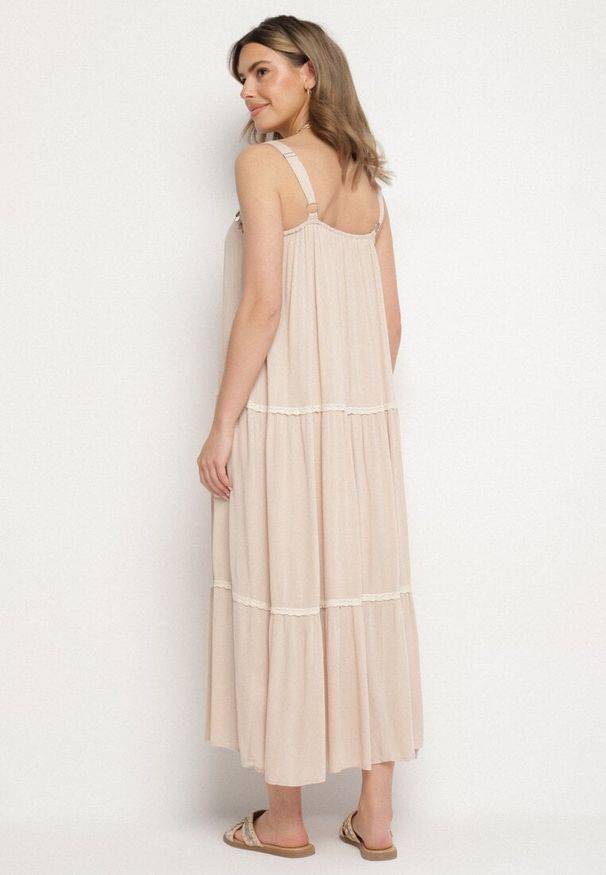 Born2be - Beżowa Wiskozowa Sukienka o Rozkloszowanym Kroju z Biżuteryjnym Zdobieniem Mevinda. Okazja: na co dzień. Kolor: beżowy. Materiał: wiskoza. Długość rękawa: na ramiączkach. Wzór: aplikacja. Styl: casual, elegancki