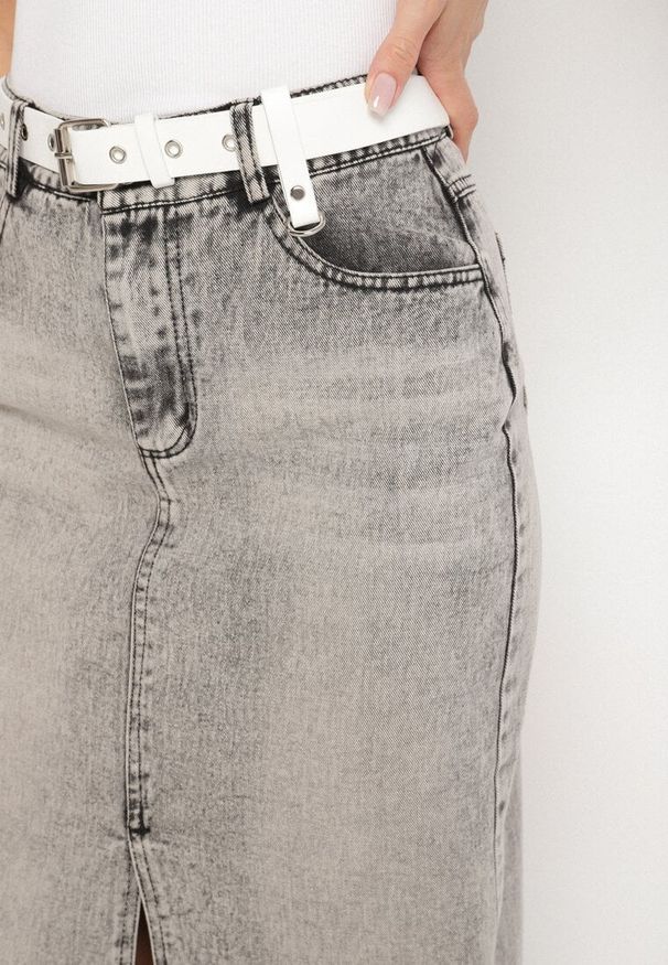 Born2be - Ciemnoszara Ołówkowa Spódnica Jeansowa z Rozcięciem z Przodu Limirea. Kolor: szary. Materiał: jeans. Styl: klasyczny