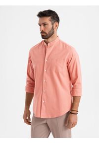 Ombre Clothing - Męska koszula lniana ze stójką i kieszenią REGULAR FIT – brzoskwiniowa V1. Okazja: na co dzień. Typ kołnierza: kołnierzyk stójkowy. Kolor: pomarańczowy. Materiał: len. Długość rękawa: długi rękaw. Długość: długie. Sezon: wiosna, lato. Styl: casual