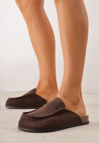 Renee - Brązowe Klapki Mule na Podeszwie z Korka z Ozdobnymi Przeszyciami Chionessa. Okazja: na co dzień. Kolor: brązowy. Styl: retro, casual #5