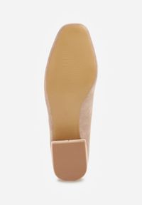 Renee - Ciemnobeżowe Czółenka na Słupku ze Skórzaną Wkładką Savirae. Okazja: na co dzień. Kolor: beżowy. Materiał: skóra. Obcas: na słupku. Styl: casual, elegancki, klasyczny. Wysokość obcasa: niski #8