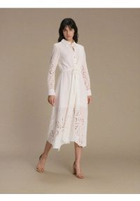 Sinsay - Sukienka midi z ażurowymi wstawkami - biały. Kolor: biały. Wzór: ażurowy. Długość: midi #1