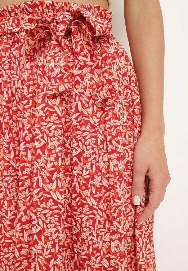 Born2be - Czerwone Szerokie Spodnie Typu Szwedy z Plisowanego Materiału z Gumką i Paskiem w Talii Hurefia. Okazja: na co dzień. Kolor: czerwony. Materiał: materiał. Styl: casual, elegancki, klasyczny