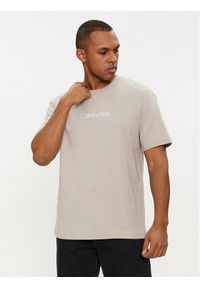 Calvin Klein T-Shirt Hero K10K111346 Beżowy Regular Fit. Kolor: beżowy. Materiał: bawełna #1