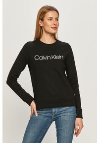 Calvin Klein - Bluza bawełniana K20K202157. Okazja: na co dzień. Kolor: czarny. Materiał: bawełna. Długość rękawa: długi rękaw. Długość: długie. Wzór: nadruk. Styl: casual