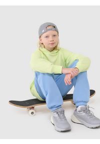 4f - 4F Bluza dresowa nierozpinana z kapturem chłopięca - zielona 122 (6-7 lat). Okazja: na co dzień. Typ kołnierza: kaptur. Kolor: zielony. Materiał: dresówka. Długość rękawa: raglanowy rękaw. Wzór: gładki, nadruk, ze splotem. Sezon: lato. Styl: casual, sportowy #2