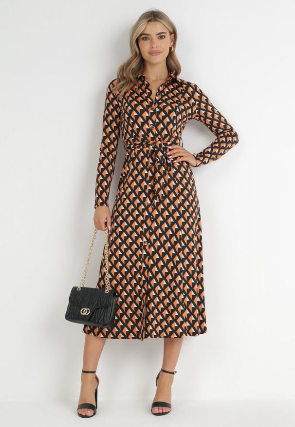 Born2be - Pomarańczowo-Czarna Sukienka Koszulowa Rozkloszowana Senecio. Okazja: do pracy, na spotkanie biznesowe, na co dzień, na randkę. Kolor: pomarańczowy. Materiał: dzianina, materiał. Wzór: geometria. Typ sukienki: koszulowe. Styl: casual, elegancki, biznesowy. Długość: midi