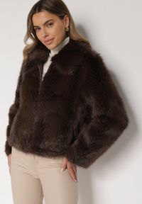 Born2be - Brązowa Kurtka Futerko o Prostym Kroju z Zapięciem na Suwak Tusiviela. Okazja: na co dzień. Typ kołnierza: golf. Kolor: brązowy. Materiał: futro. Styl: casual, elegancki #1