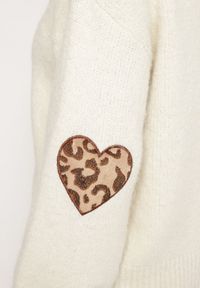 Born2be - Jasnobeżowy Sweter z Wełną i Ozdobnymi Naszywkami na Łokciach Norethra. Typ kołnierza: dekolt w serek. Kolor: beżowy. Materiał: wełna. Długość rękawa: długi rękaw. Długość: długie. Wzór: aplikacja. Sezon: zima, jesień. Styl: elegancki #6