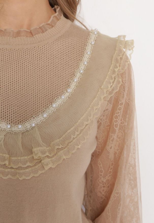 Born2be - Ciemnobeżowy Wiskozowy Sweter z Przezroczystymi Rękawami Ozdobiony Falbankami i Perełkami Santine. Typ kołnierza: kołnierz z falbankami. Kolor: beżowy. Materiał: wiskoza. Wzór: aplikacja