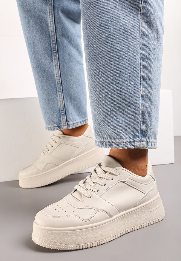Born2be - Beżowe Sneakersy na Grubej Podeszwie przed Kostkę Kiwiana. Okazja: na co dzień. Wysokość cholewki: przed kostkę. Nosek buta: okrągły. Zapięcie: sznurówki. Kolor: beżowy. Materiał: jeans. Sezon: jesień, wiosna