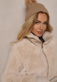 Renee - Beżowa Kurtka Futrzana o Krótkim Kroju z Ozdobnym Kołnierzem i Ściągaczem Semiritae. Okazja: na co dzień, na spacer. Typ kołnierza: golf. Kolor: beżowy. Materiał: futro. Długość: krótkie. Styl: casual, klasyczny, elegancki