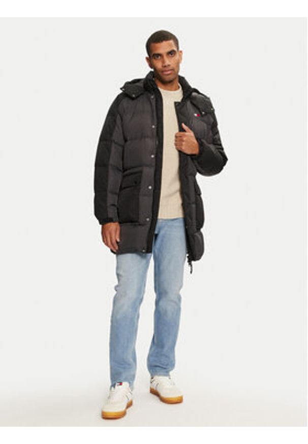Tommy Jeans Kurtka puchowa DM0DM19999 Czarny Regular Fit. Kolor: czarny. Materiał: syntetyk