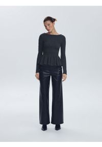 Reserved - Kreszowana bluzka z baskinką - ciemnoszary. Kolor: szary. Materiał: dzianina #1