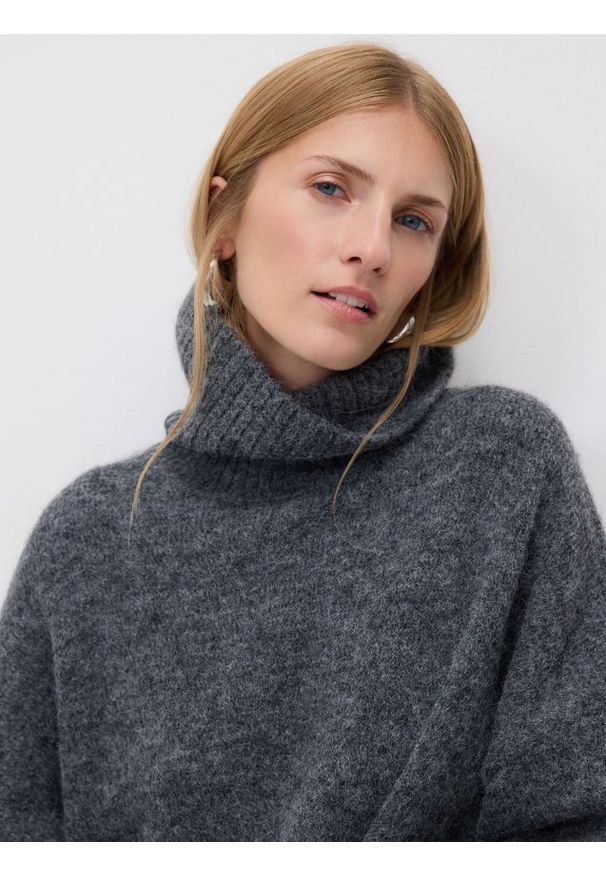 Reserved - Długi sweter z golfem - szary. Typ kołnierza: golf. Kolor: szary. Materiał: dzianina, wełna. Długość: długie