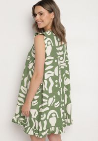 Born2be - Zielona Sukienka o Rozkloszowanym Kroju z Dekoltem w Serek w Abstrakcyjny Wzór Mevondra. Okazja: na co dzień. Typ kołnierza: dekolt w serek. Kolor: zielony. Materiał: skóra, jeans. Długość rękawa: bez rękawów. Styl: casual, elegancki #7